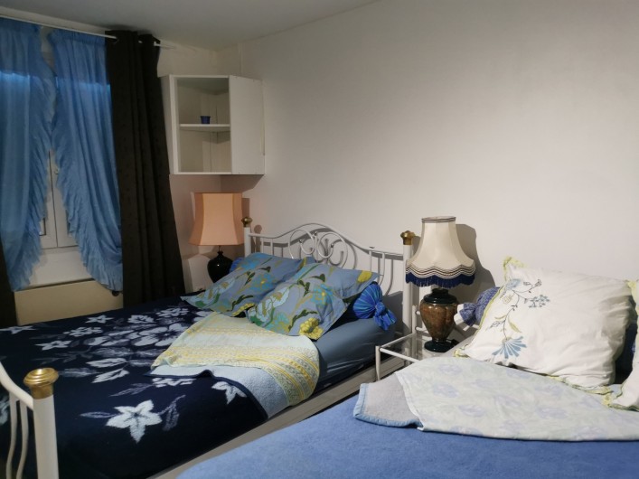 Location de vacances - Appartement à Saint-Marcel-lès-Sauzet - Chambre 2 lits doubles Primevère