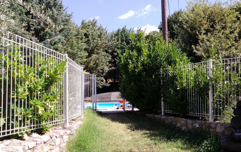 Location de vacances - Appartement à Saint-Marcel-lès-Sauzet - Accès piscine