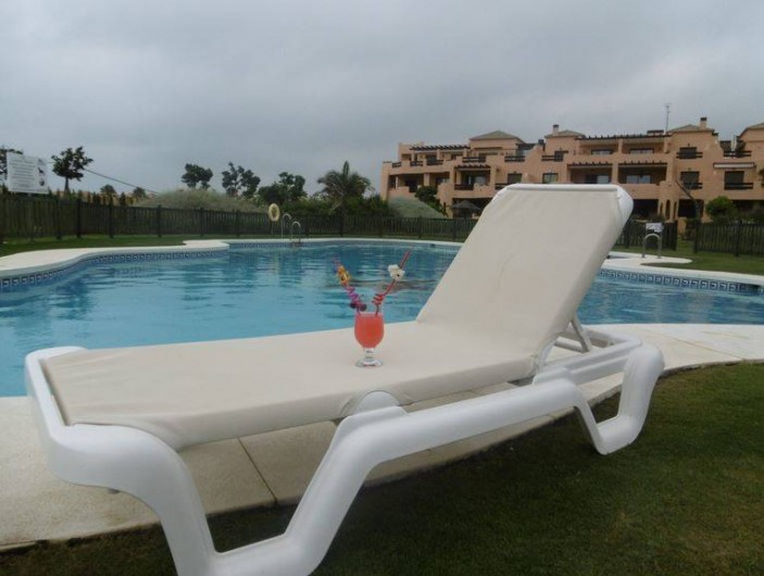 Location de vacances - Appartement à Marina de Casares - Des transats sont disponibles également.