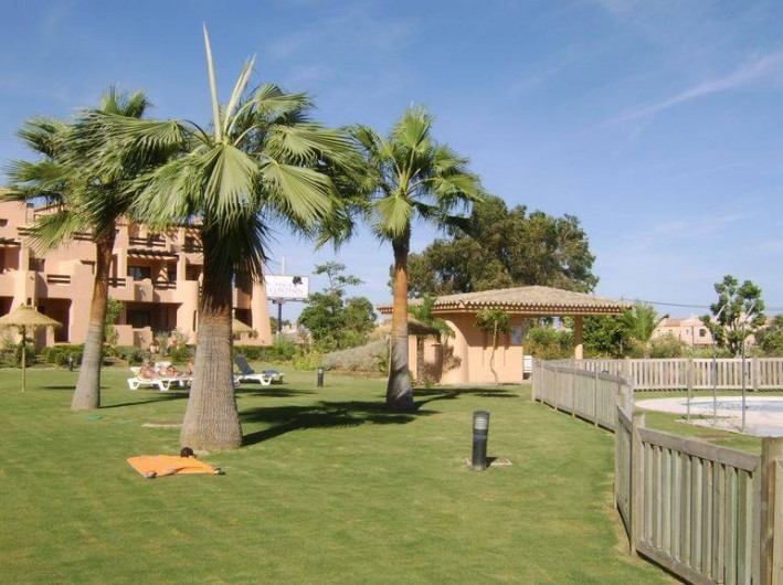 Location de vacances - Appartement à Marina de Casares - Une vue du jardin.