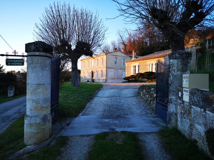 Location de vacances - Gîte à Bourg sur Gironde - Entrée principale de la propriété