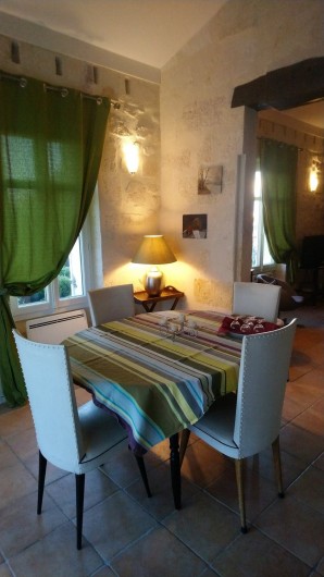 Location de vacances - Gîte à Bourg sur Gironde - vue de la salle à manger