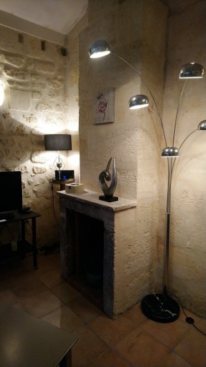Location de vacances - Gîte à Bourg sur Gironde - Vue de la cheminée dans le coin salon