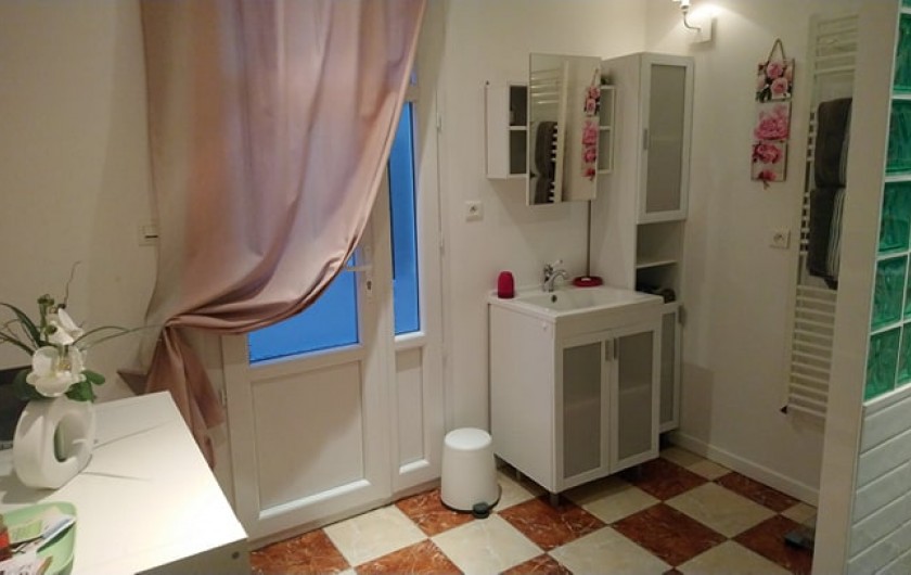 Location de vacances - Gîte à Bourg sur Gironde - Vue d'ensemble de la salle de douche