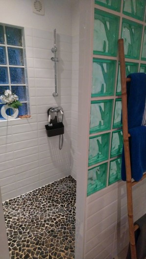 Location de vacances - Gîte à Bourg sur Gironde - Vue de la douche à l'italienne