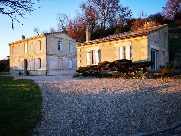 Location de vacances - Gîte à Bourg sur Gironde - Vue d'ensemble de la Villa et du Pavillon à droite