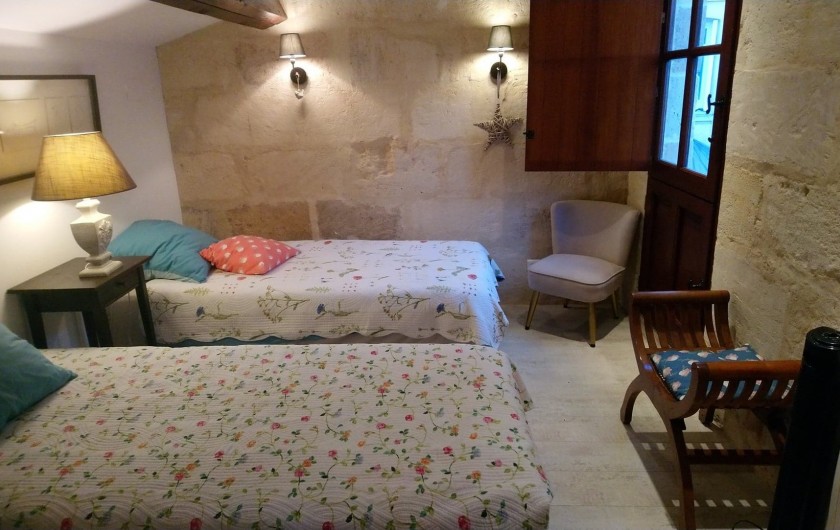 Location de vacances - Gîte à Bourg sur Gironde - Vue de l'étage, chambre n°2 2 lits 90x200