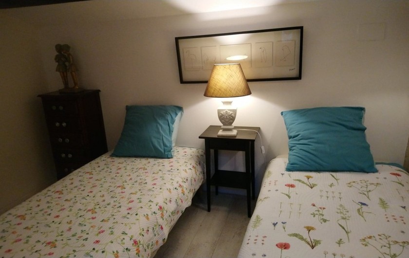 Location de vacances - Gîte à Bourg sur Gironde - Vue de l'étage, chambre n°2 2 lits 90x200