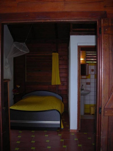Location de vacances - Appartement à Deshaies - chambre ( lit 140 ) et salle d'eau