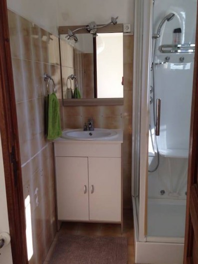 Location de vacances - Villa à Le Revest-les-Eaux - Salle d'eau de la chambre "verte"