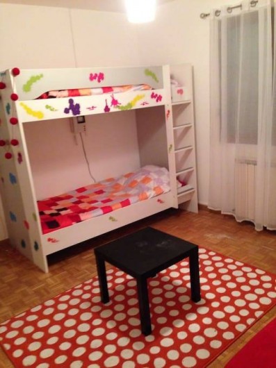 Location de vacances - Villa à Le Revest-les-Eaux - Chambre "rouge" vue sur piscine