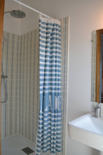 Location de vacances - Gîte à La Baconnière - Salle de douche chambre 2ème étage