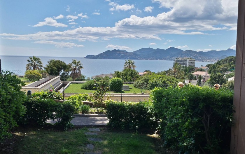 Location de vacances - Appartement à Cannes - Vue de la Terrasse ou du salon/cuisine,( sans grossissement...)