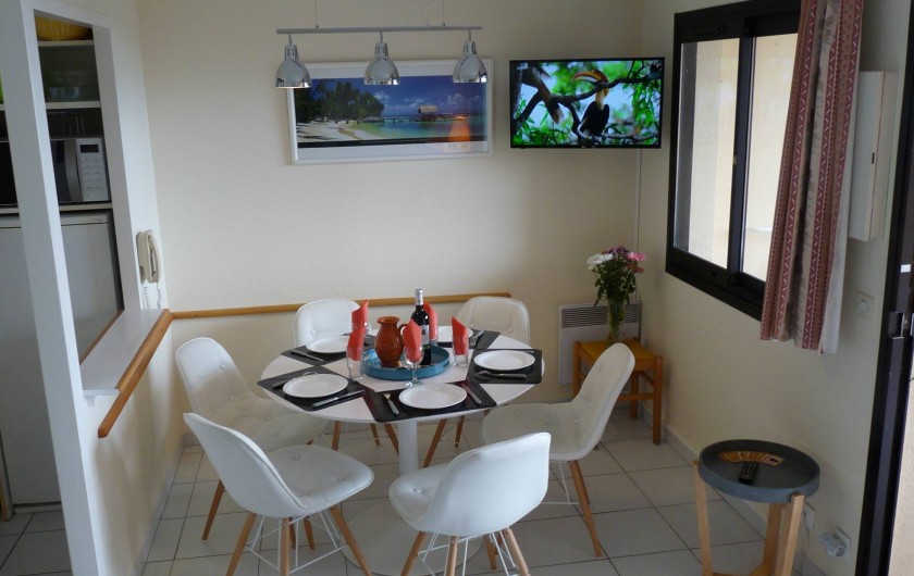 Location de vacances - Appartement à Cannes - ..Salle à manger 6 places (ou +) à gauche le coin cuisine.