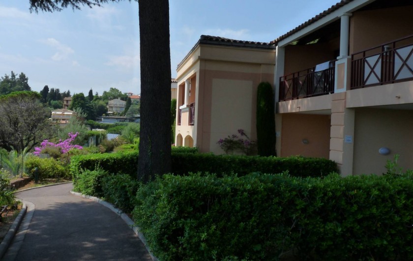 Location de vacances - Appartement à Cannes - Allée devant l'appartement (il est à droite).