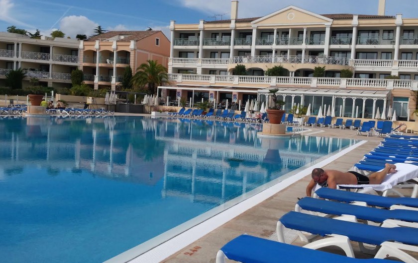 Location de vacances - Appartement à Cannes - Piscine de 1100m² à débordement devant le Bat. principale.