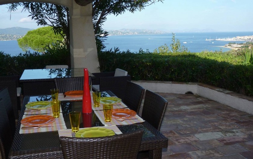 Location de vacances - Villa à Gassin - Terrasse pour les repas avec vue sur le golfe et Saint-Tropez