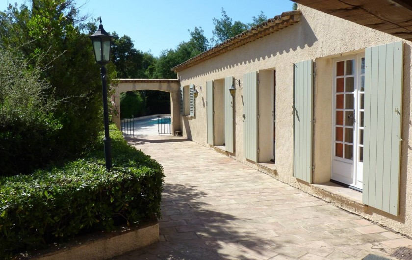 Location de vacances - Villa à Gassin - Allée qui va de la terrasse à la piscine