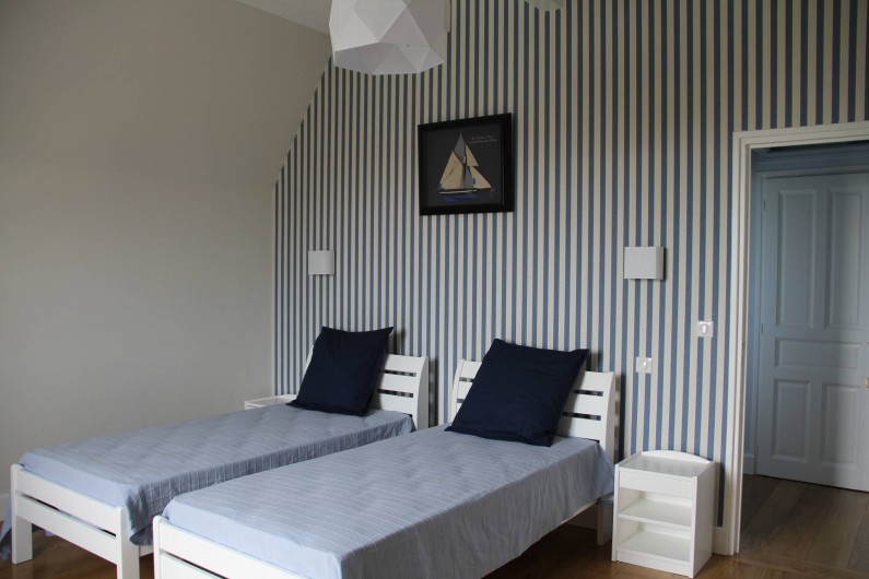 Location de vacances - Villa à Primelin - Grande chambre de 16m² avec 2 lits simples. Vue sur mer.