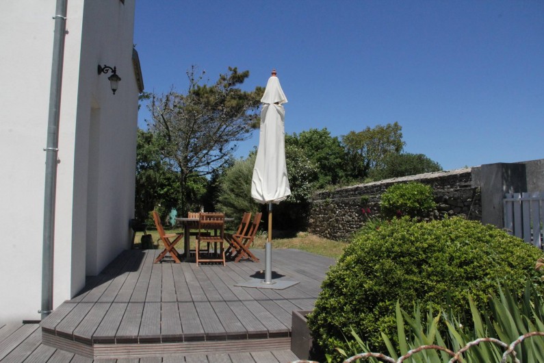 Location de vacances - Villa à Primelin - Terrasse en bois exotique. Orientée EST : ensoleillement de fin de matinée.