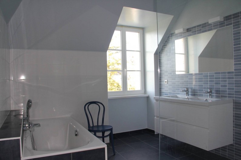 Location de vacances - Villa à Primelin - Grande salle de bain avec douche (120x90), baignoire et double vasque.