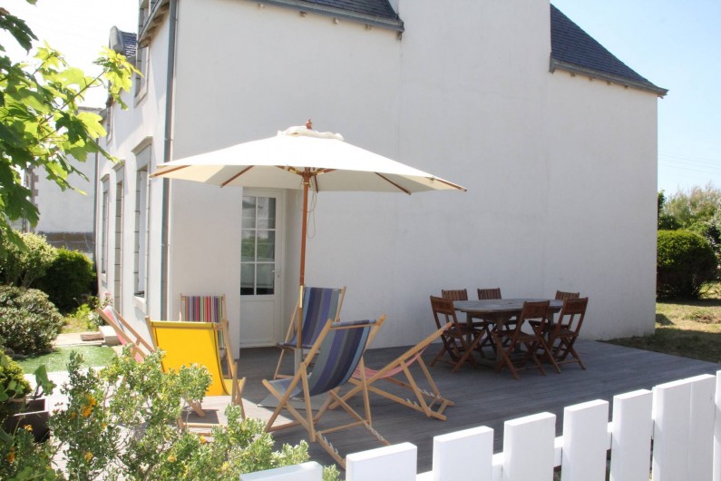 Location de vacances - Villa à Primelin - Terrasse en bois exotique. Orientée EST : ensoleillement de fin de journée.