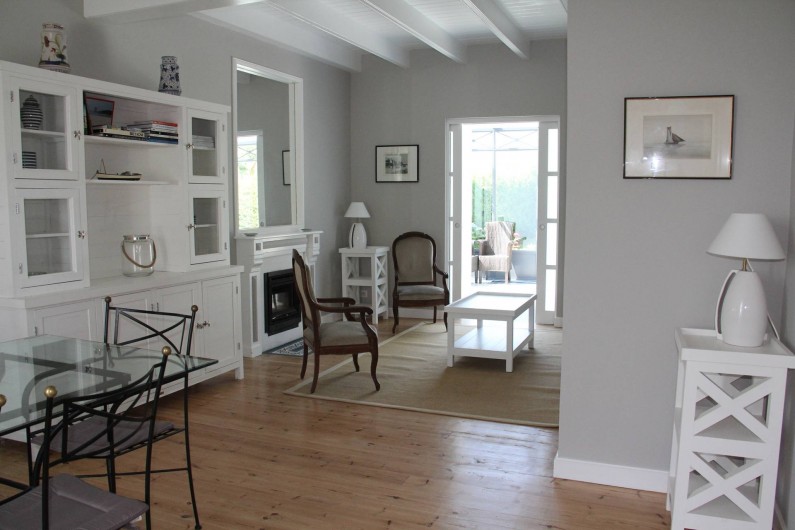 Location de vacances - Villa à Primelin - Grand séjour salon/salle-à-manger donnant sur la véranda (porte coulissante).