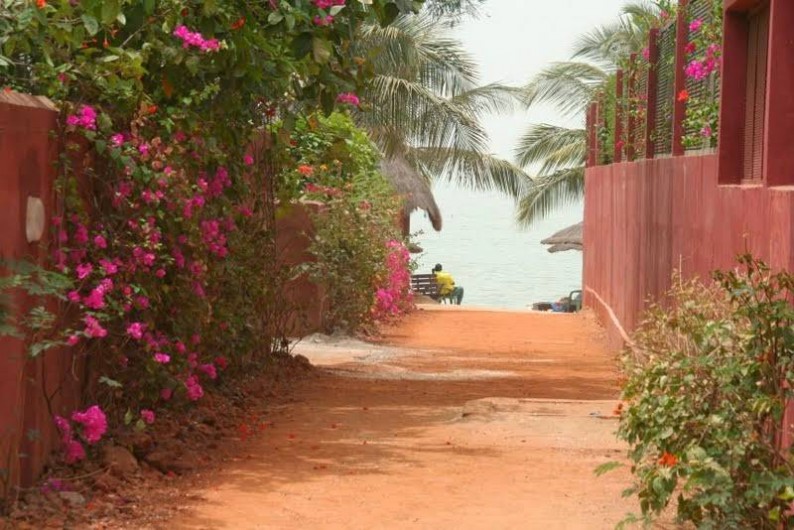 Location de vacances - Chambre d'hôtes à Saly - Accès à la plage