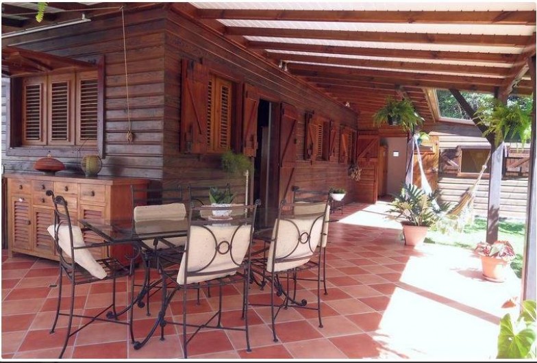Location de vacances - Gîte à Deshaies - le gîte et sa terrasse