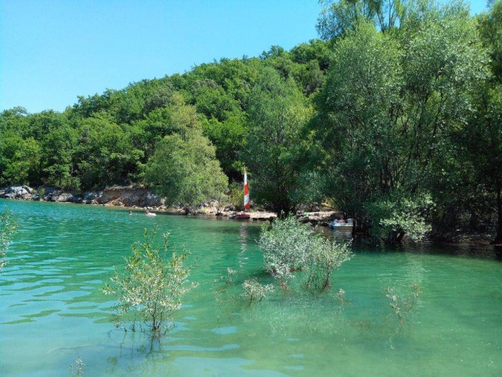 Location de vacances - Camping à Bauduen - Lac en bas du camping