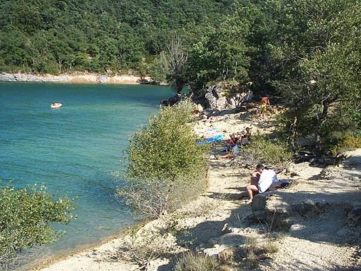 Location de vacances - Camping à Bauduen - Plage du Lac à 300m du camping...