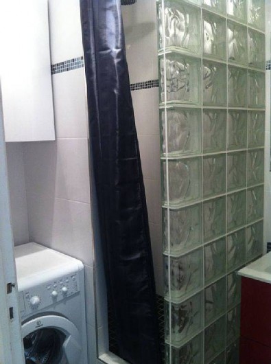 Location de vacances - Appartement à Cannes - salle de douche avec lave linge