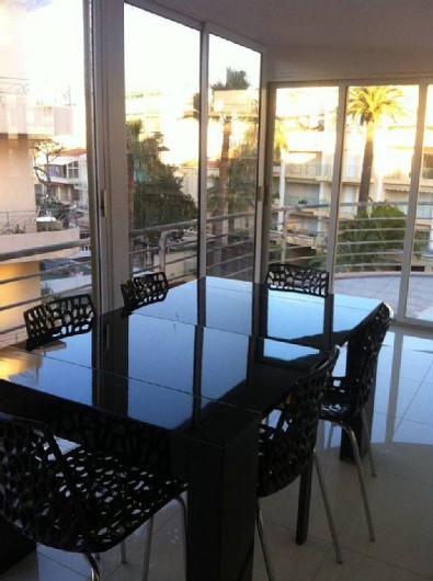 Location de vacances - Appartement à Cannes - salle à manger dans véranda ouverte