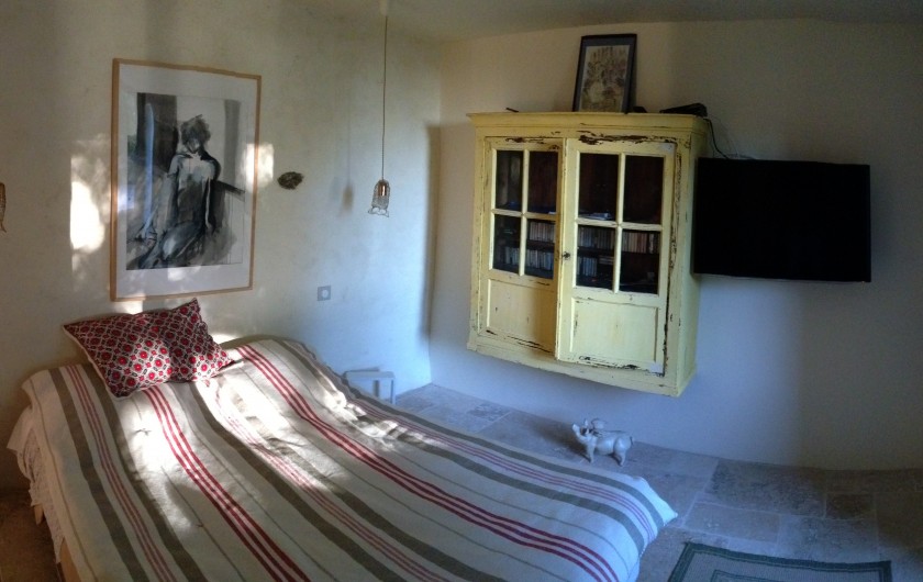 Location de vacances - Mas à Frayssinhes - chambre du bas donnant sur terrain de boule  1 lit double en 160