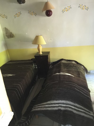 Location de vacances - Mas à Frayssinhes - petite chambre bas donnant sur terrasse cuisine