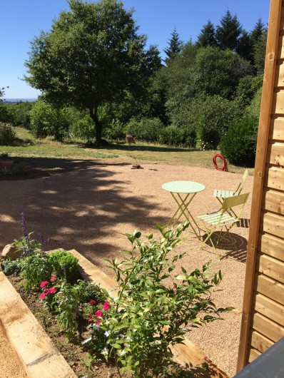 Location de vacances - Mas à Frayssinhes - terrain de boule  et ping  pong devant chambre du bas