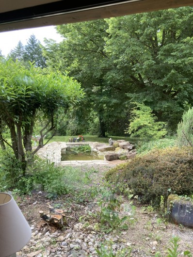 Location de vacances - Mas à Frayssinhes - nouvelle vue du salon vers bassin fontaine