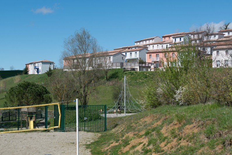 Location de vacances - Maison - Villa à Carla-Bayle - Vue depuis la base de loisirs sur la résidence
