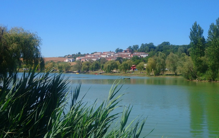 Location de vacances - Maison - Villa à Carla-Bayle - La résidence depuis le lac