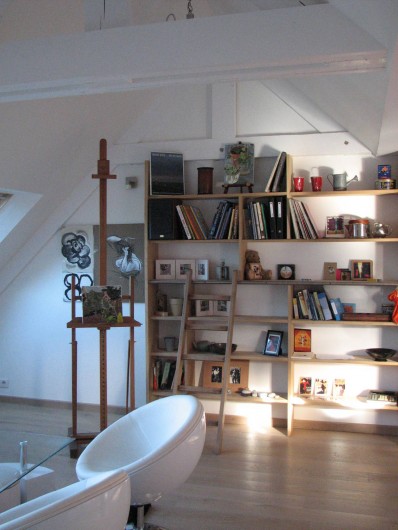 Location de vacances - Appartement à Clohars-Carnoët - le séjour toit cathédrale - vinyles et livres de vacances