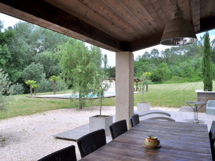 Location de vacances - Mas à Barjac - Terrasse couverte avec une grande table pour 10 personnes