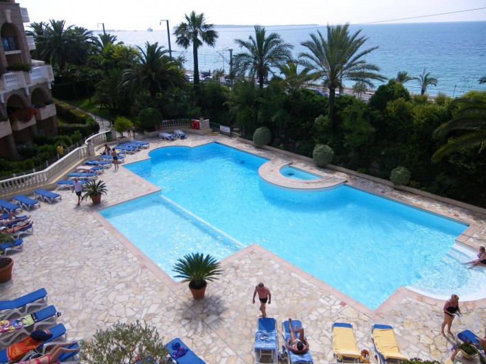 Location de vacances - Appartement à Cannes la Bocca - une des deux piscine