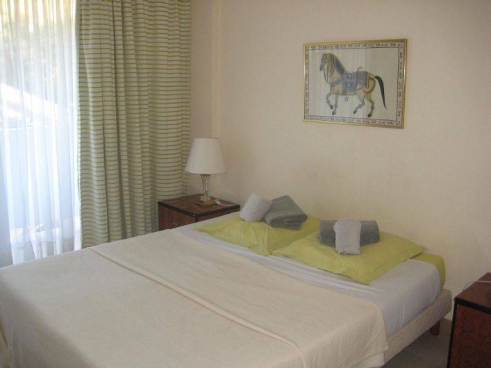 Location de vacances - Appartement à Vallauris - chambre 2 lits 80 ou 1lit 160