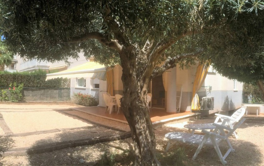 Location de vacances - Appartement à Canet d'en Berenguer - - La terrasse - Le jardin privatif, clos et arboré.  - Barbecue "en dur"