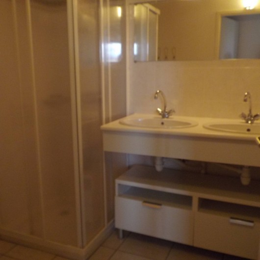 Location de vacances - Villa à Saint-Julien-en-Born - salle de bains avec 2 vasques et une duche