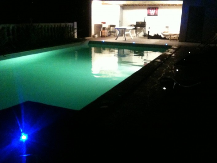 Location de vacances - Villa à Lamanon - piscine de nuit
