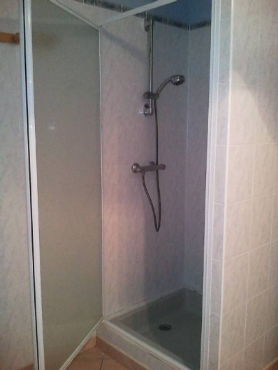 Location de vacances - Villa à Lamanon - salle de bain avec douche