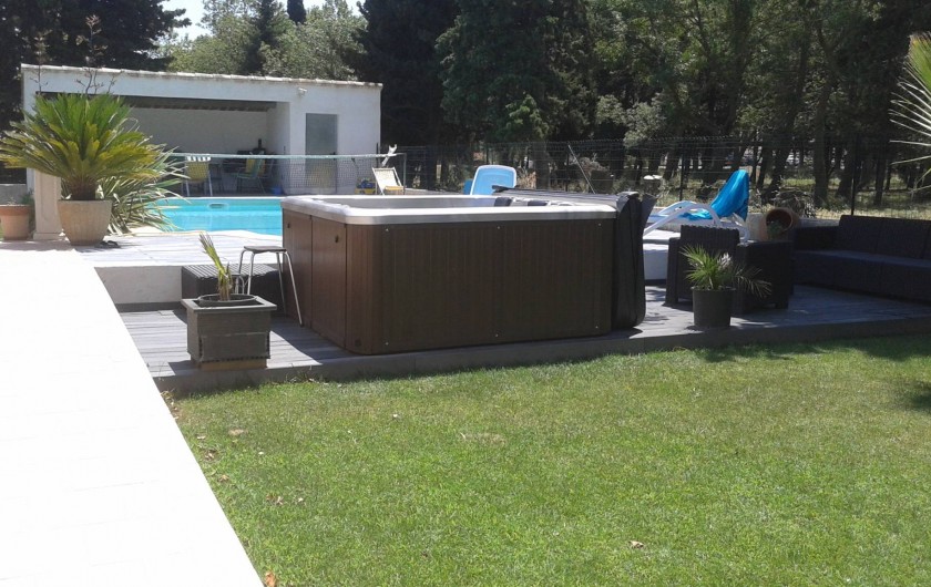 Location de vacances - Villa à Lamanon - extérieur piscine et jacuzzi spa 4 places