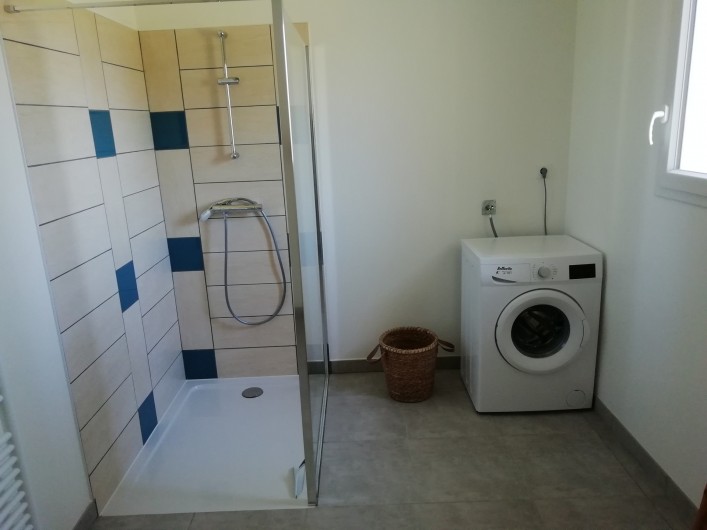 Location de vacances - Gîte à Gonfreville - Salle de bain coin douche avec machine à laver