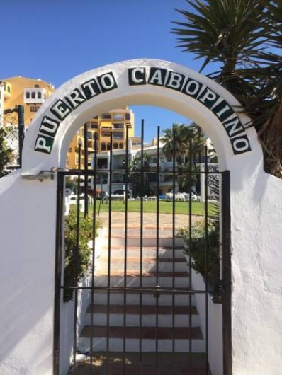 Location de vacances - Appartement à Urbanización Cabopino - Une des entrée de la propriété avec code d'accès 6789